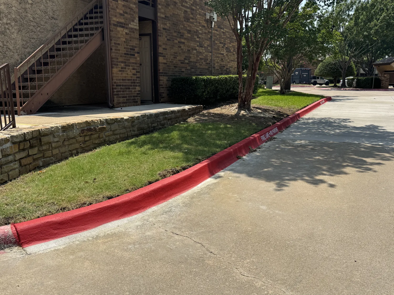 Freshly poured and painted commercial fire-lane curb and gutter pan by Lucky's Concrete